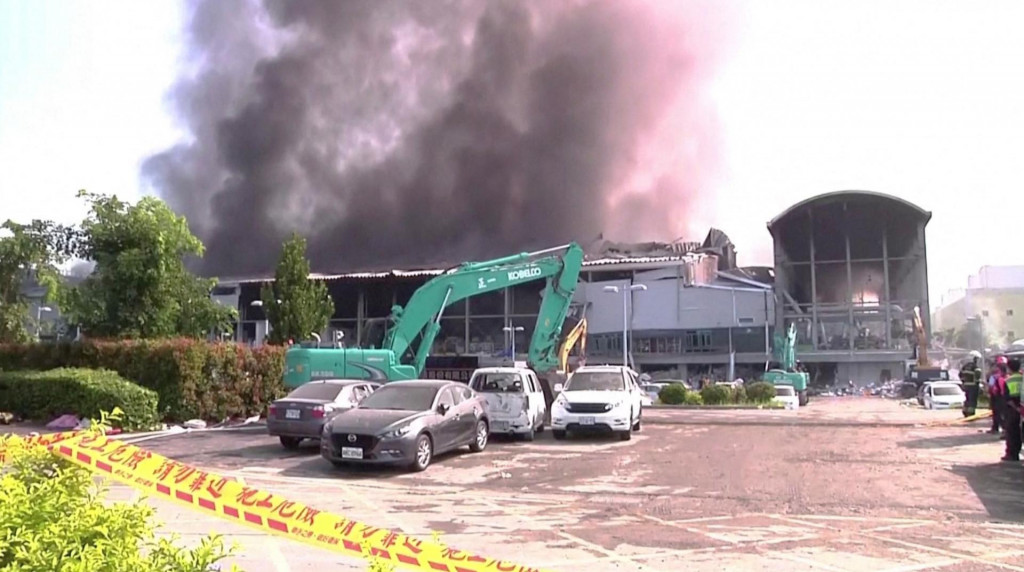 Dym stúpa z továrne na golfové vybavenie v Pingtungu na Taiwane. FOTO: Reuters