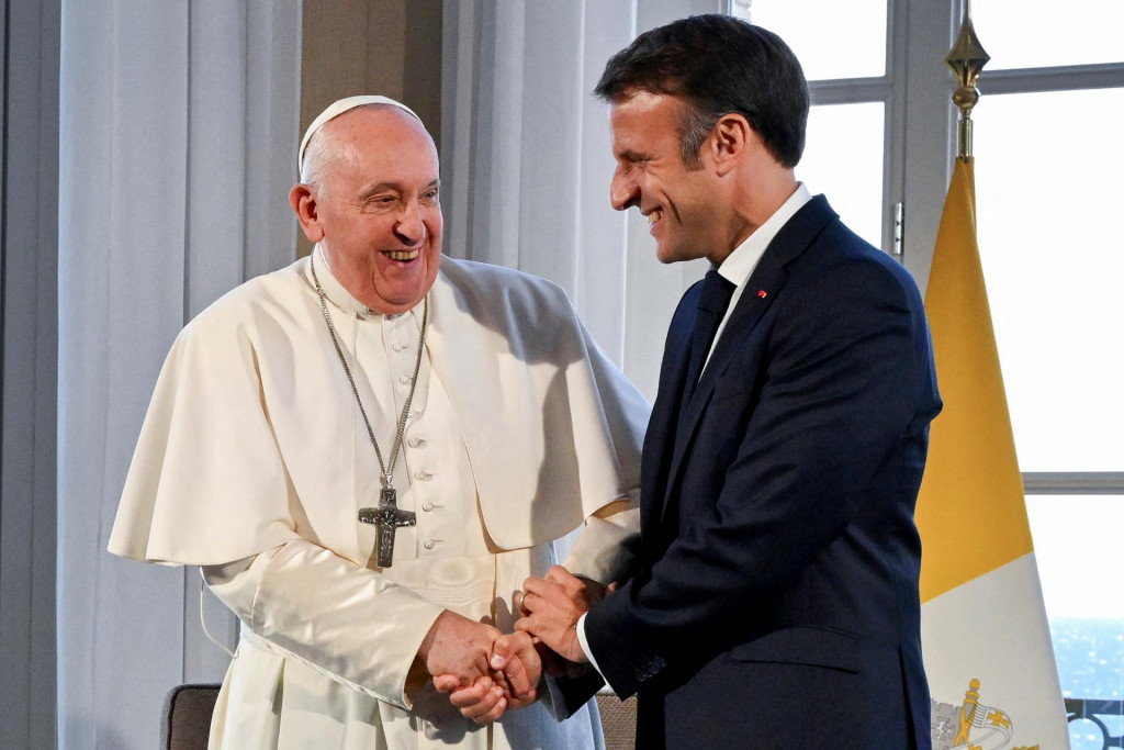 Francúzsky prezident Emmanuel Macron sa stretáva s pápežom Františkom. FOTO: Reuters