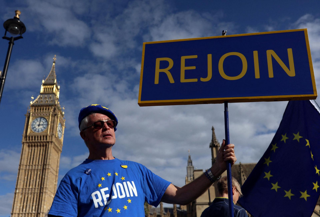 ​Demonštranti vyjadrujú svoju podporu opätovnému vstupu do Európskej únie pred snemovňou parlamentu v Londýne. FOTO: Reuters