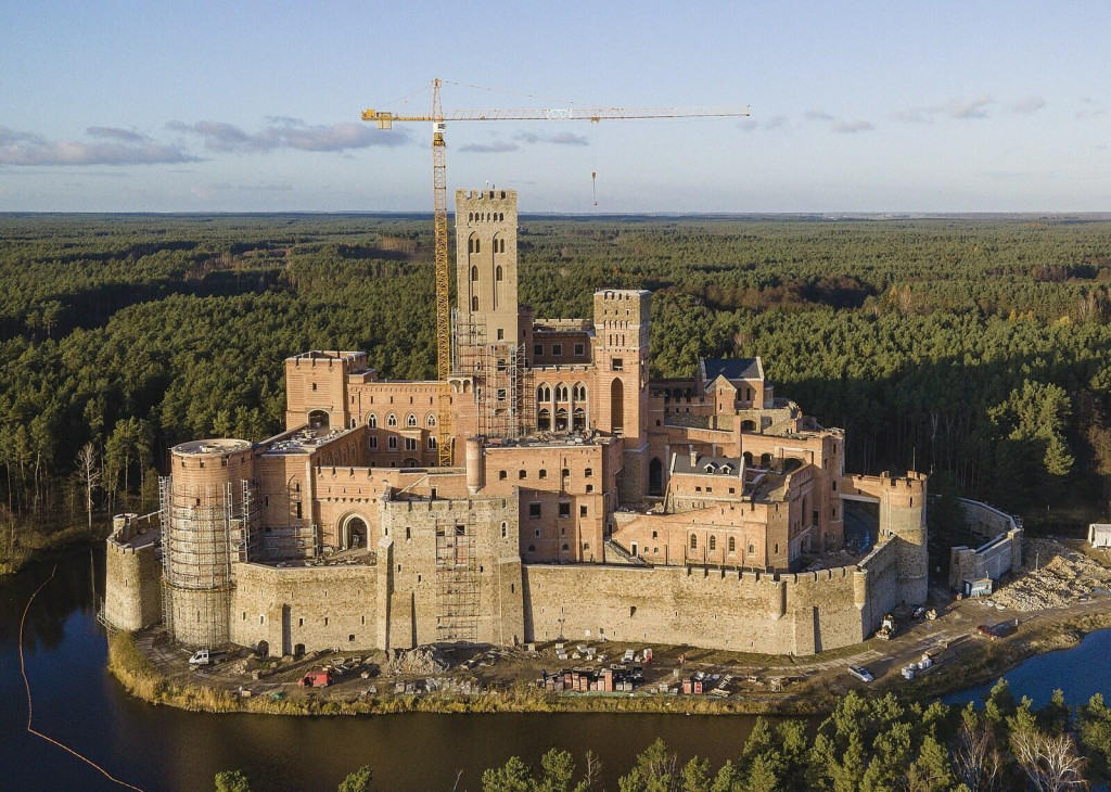 Replika stredového hradu rastie bez stavebného povolenia v poľskej prírodnej rezervácii