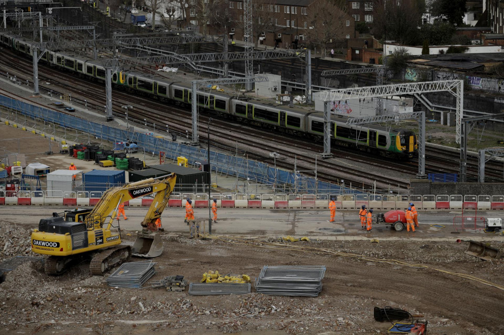 Vlak premáva okolo staveniska železničnej trate High Speed 2 na stanici Euston v Londýne. FOTO: TASR/AP