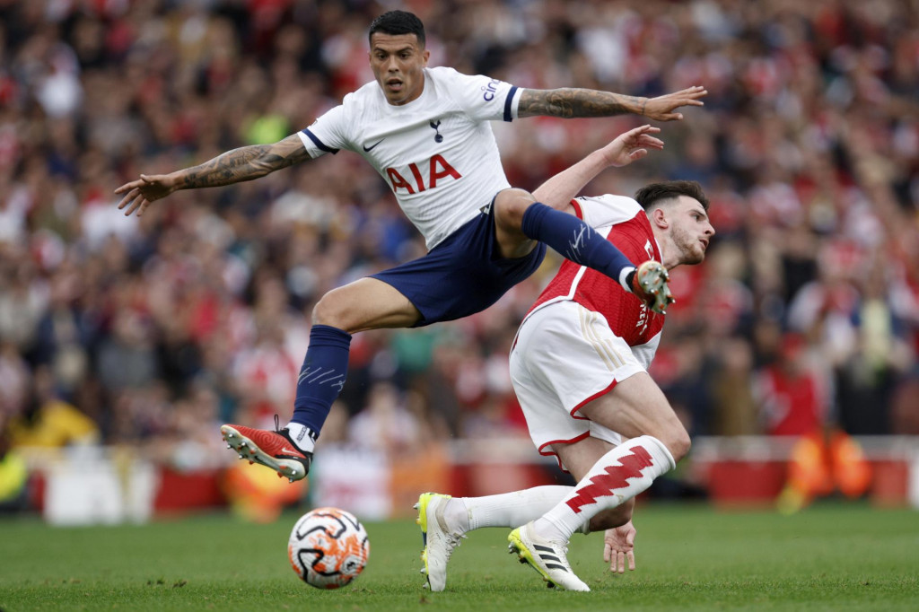 Futbalista Tottenhamu Pedro Porro a hráč Arsenalu Declan Rice bojujú o loptu v zápase 5. kola anglickej Premier League. FOTO: TASR/AP