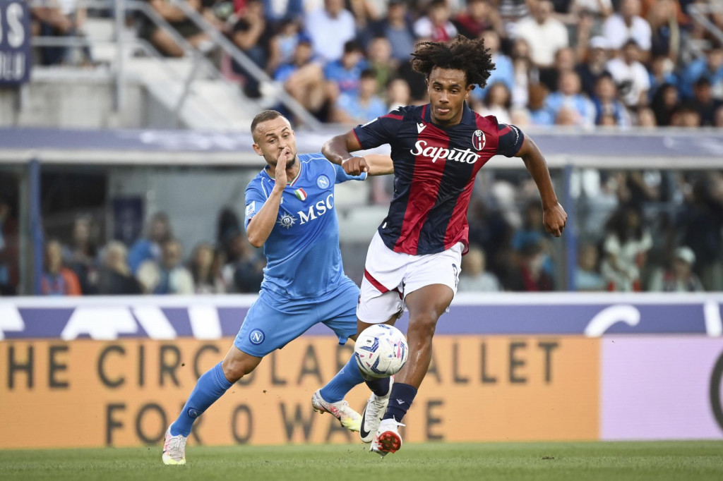 Slovenský futbalista v drese Neapolu Stanislav Lobotka a hráč Bologne Joshua Zirkzee bojujú o loptu. FOTO: TASR/AP
