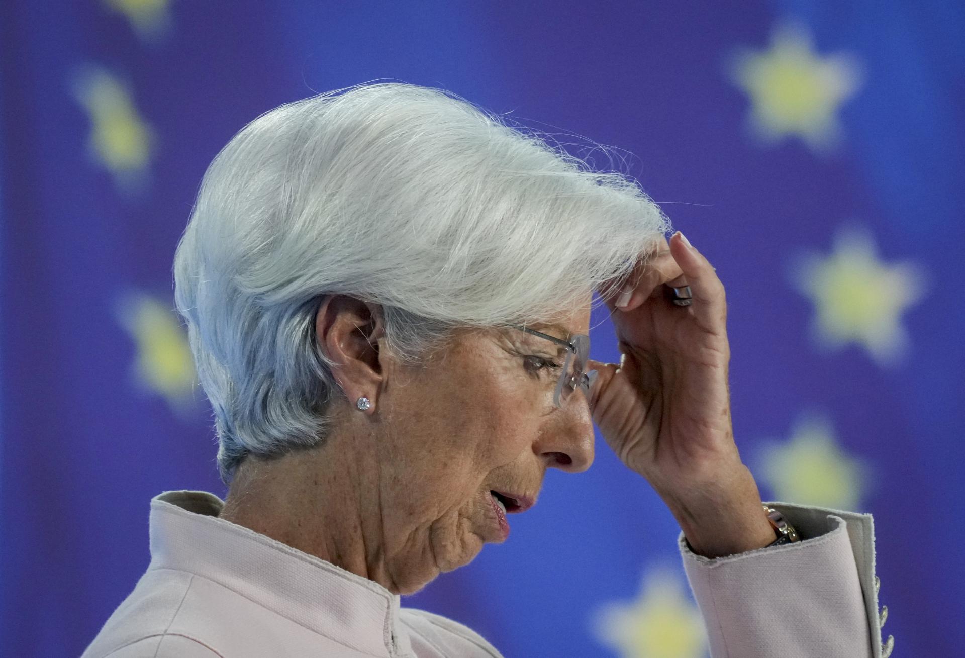 Sadzby v eurozóne zostanú vysoké tak dlho, ako bude potrebné, povedala Lagardeová