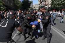 Policajti zadržali demonštranta počas protestu v Jerevane, ktorý požaduje rezignáciu arménskeho premiéra Nikola Pašinjana. FOTO: Reuters
