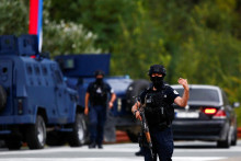 Policajti hliadkujú po streľbe v Kosove. FOTO: Reuters