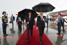 Azerbajdžanský prezident Iľham Alijev (vpravo) víta tureckého prezidenta Recepa Tayyipa Erdogana. FOTO: TASR/AP
