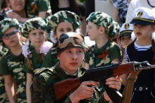 Ruské škôlky sa menia na vojenské cvičiská.