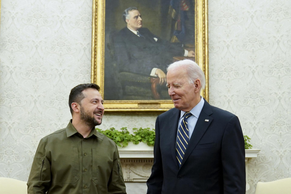Spojené štáty americké sú vo vojenskom konflikte s Ruskom kľúčovým spojencom Ukrajiny. Americký prezident Joe Biden pózuje s ukrajinským prezidentom Volodymyrom Zelenským počas ich stretnutia v Bielom dome. FOTO: TASR/AP