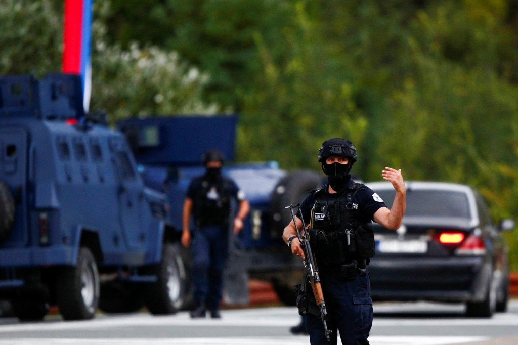 Policajti hliadkujú po streľbe v Kosove. FOTO: Reuters