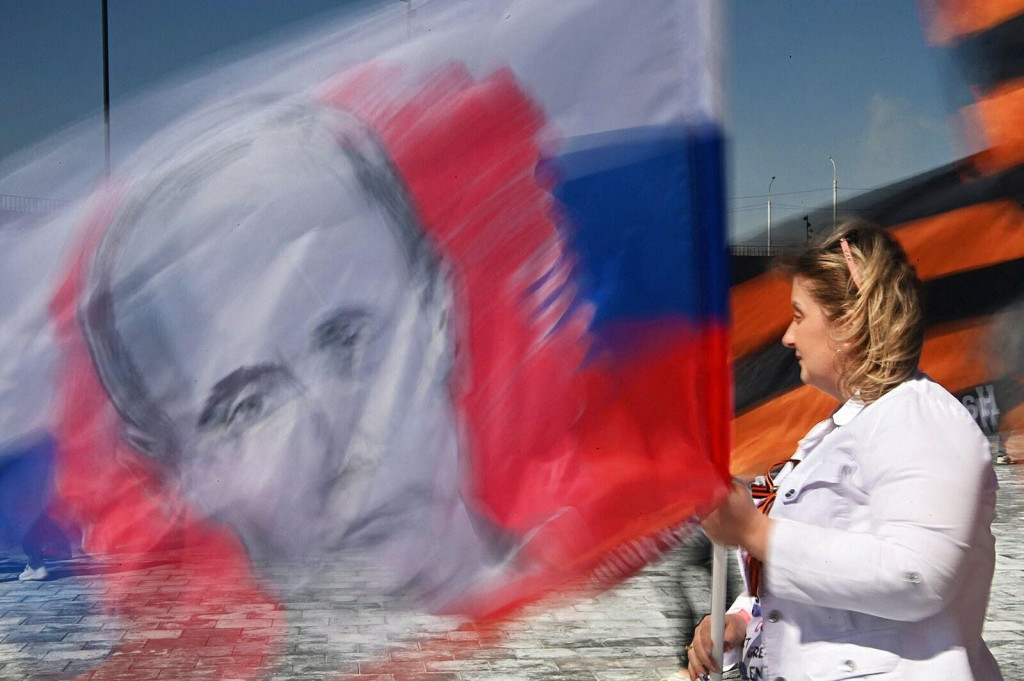 Rusi na májových sprievodoch mávali vlajkami s Putinovou tvárou. Hoci kremeľská propaganda je všadeprítomná, časť Rusov sa na vojnu pomaly, ale iste začína pozerať inak. FOTO: Reuters