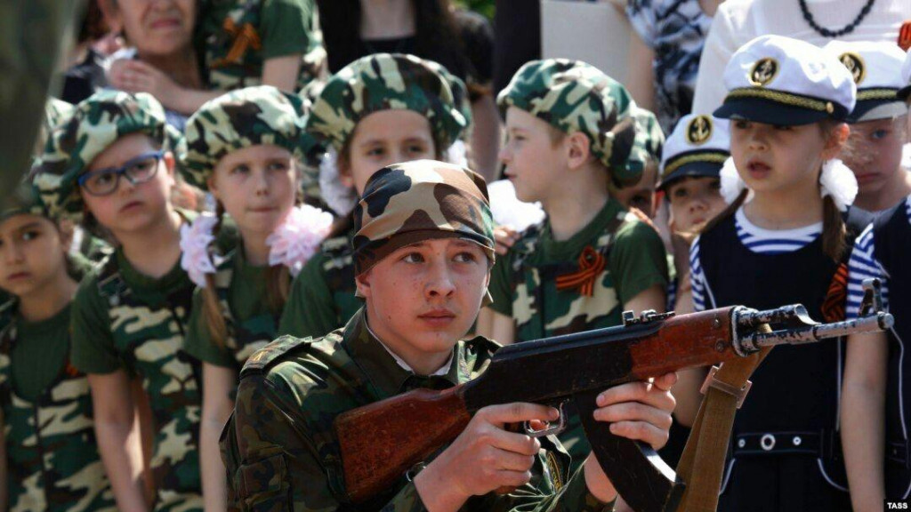 Ruské škôlky sa menia na vojenské cvičiská.