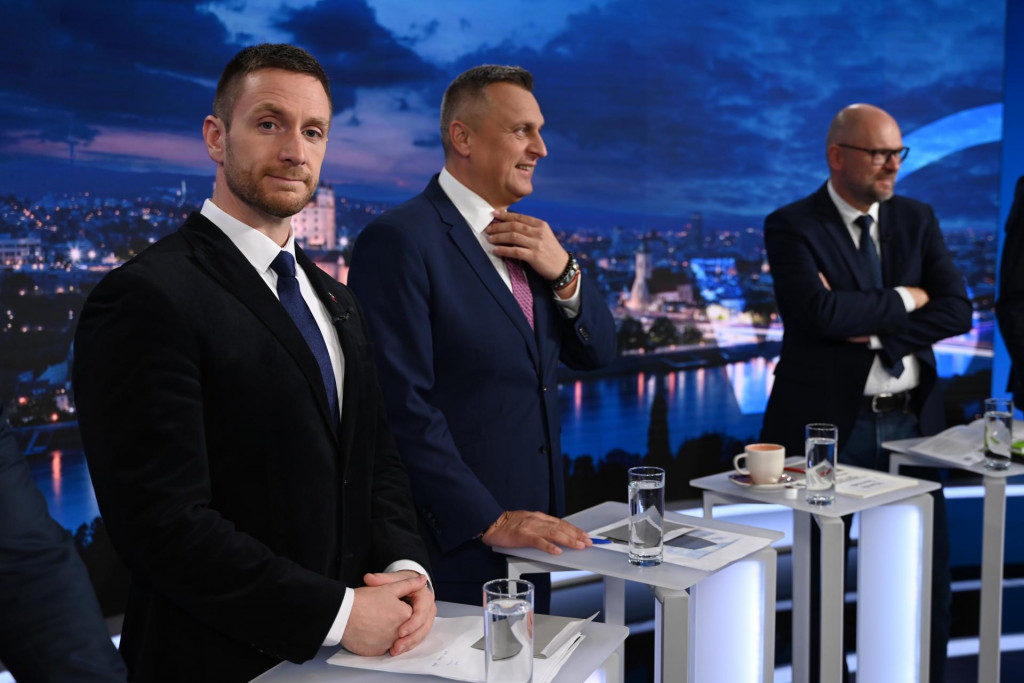Predseda hnutia Republika Milan Uhrík (vľavo) počas Finálovej predvolebnej diskusie na TV Markíza. FOTO: Markíza/M. Lachkovič