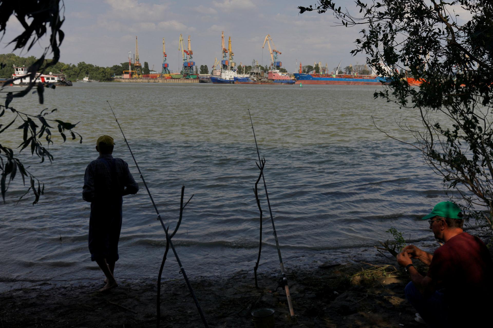 Ukrajina ukrýva lode s obilím na rumunskej strane Dunaja