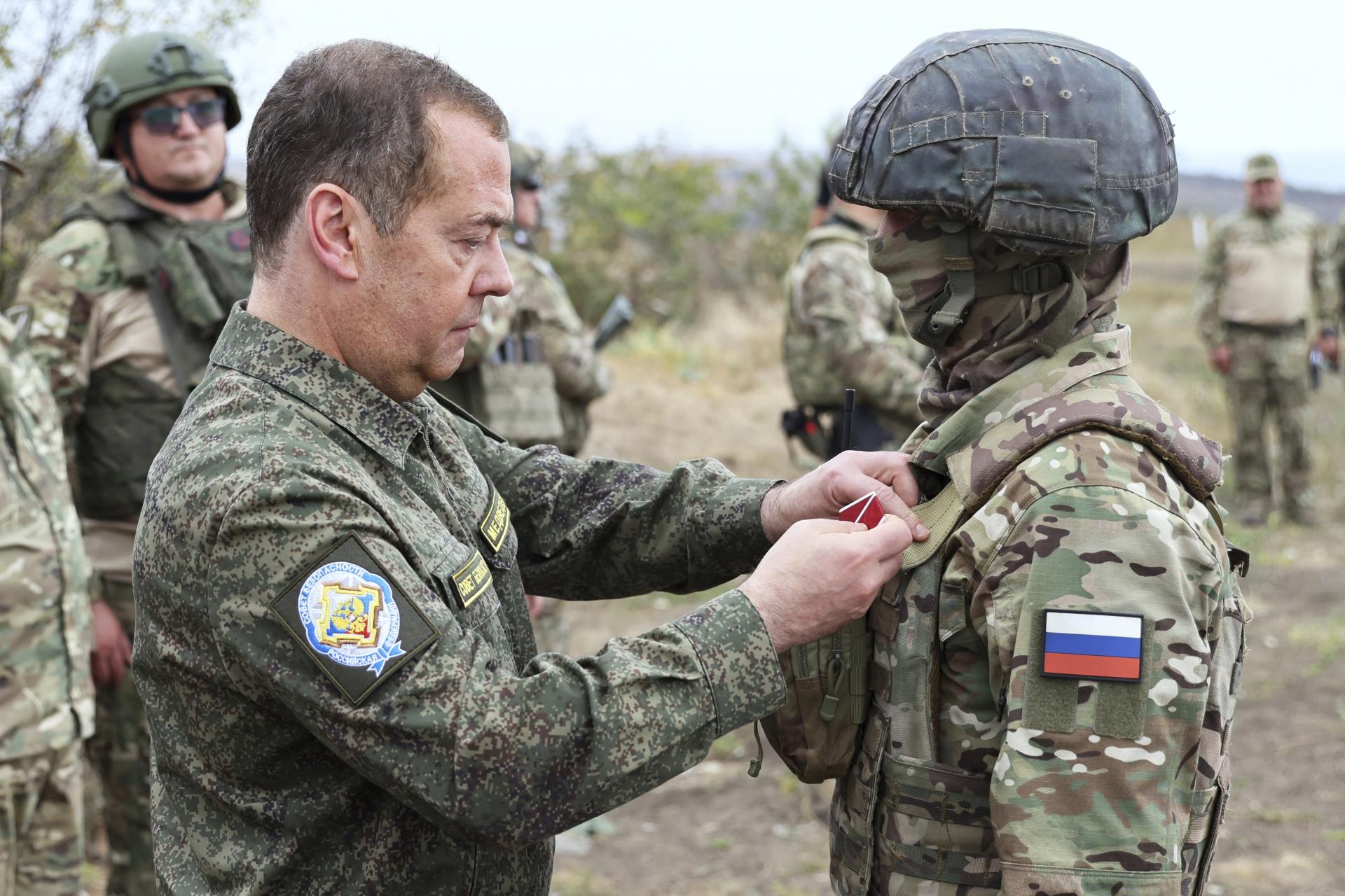 Medvedev navštívil ruských vojakov neďaleko frontovej línie v Doneckej oblasti