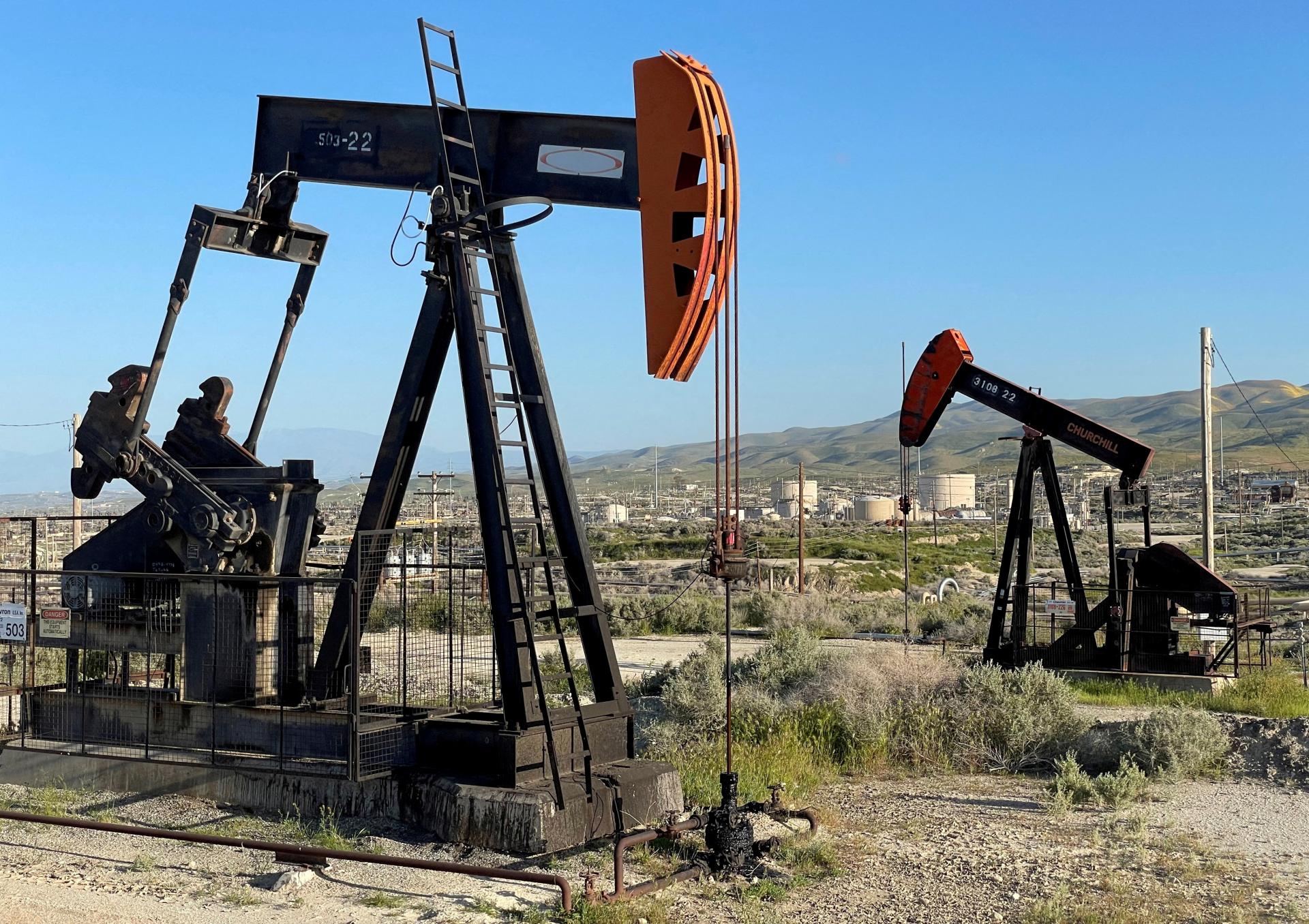 Ceny ropy klesli, Brentu skĺzol pod 93 dolárov za barel