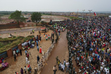 Tisíce Nigérijčanov sa zhromažďujú pred veliteľstvom francúzskej armády na podporu vojakov pučistov a žiadajú odchod francúzskej armády v Niamey. FOTO: Reuters