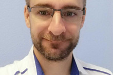 MUDr. Peter Kirsch, PhD., ktorý je hlavným lekárom Oddelenia intervenčnej kardiológie I. Kardiologickej klinike UPJŠ LF a VÚSCH v Košiciach