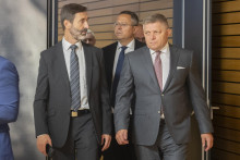 Poslanci Robert Fico, Ladislav Kamenický a podpredseda parlamentu Juraj Blanár. FOTO: TASR/Martin Baumann