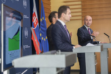Na zlý stav verejných financií upozorňuje dočasný premiér Ódor spolu s ministrom financií Horváthom. FOTO: TASR/M. Baumann
