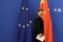 Viceprezident Európskej komisie Valdis Dombrovskis v Pekingu. FOTO: Reuters