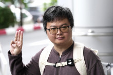 Aktivista Arnon Nampa zdvíha tri prsty počas príchodu na súd v Bangkoku. FOTO: TASR/AP