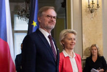 Predsedníčka Európskej komisie Ursula von der Leyenová  a český premiér Petr Fiala. FOTO: TASR/Barbora Vizváryová