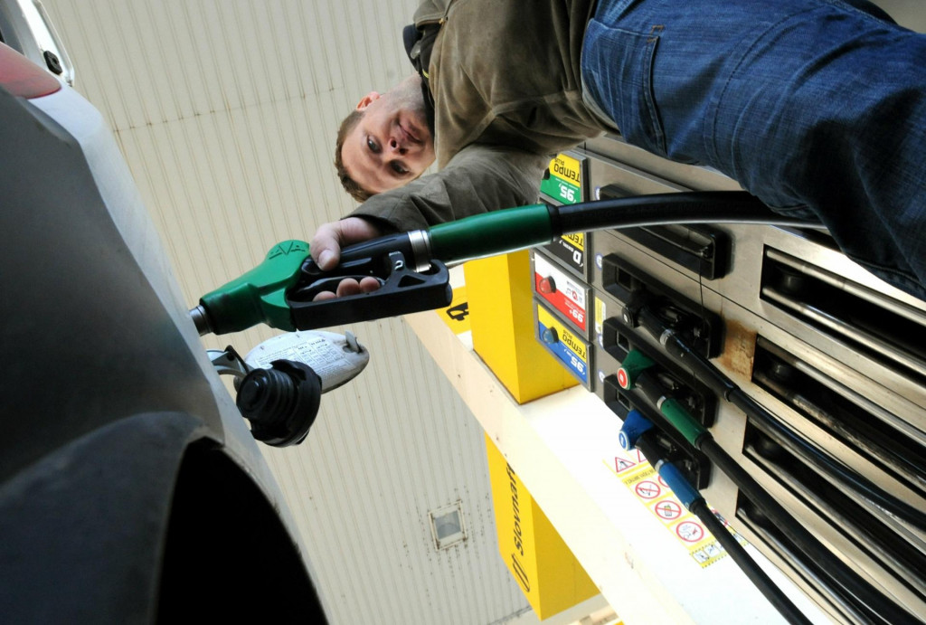 Drahá ropa robí vrásky na čele aj našim vodičom, ktorí tankujú drahšie. FOTO: TASR/F. Iván