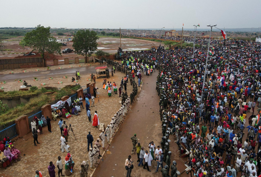 Tisíce Nigérijčanov sa zhromažďujú pred veliteľstvom francúzskej armády na podporu vojakov pučistov a žiadajú odchod francúzskej armády v Niamey. FOTO: Reuters