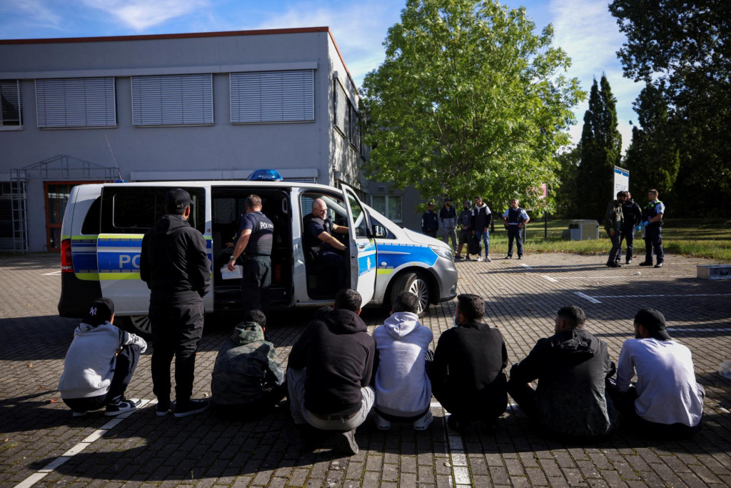 Podozriví nelegálni migranti, ktorých nemecká polícia zadržala počas hliadky pozdĺž nemecko-poľskej hranice. FOTO: Reuters