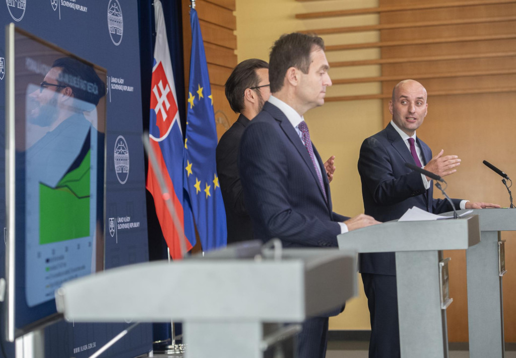 Na zlý stav verejných financií upozorňuje dočasný premiér Ódor spolu s ministrom financií Horváthom. FOTO: TASR/M. Baumann