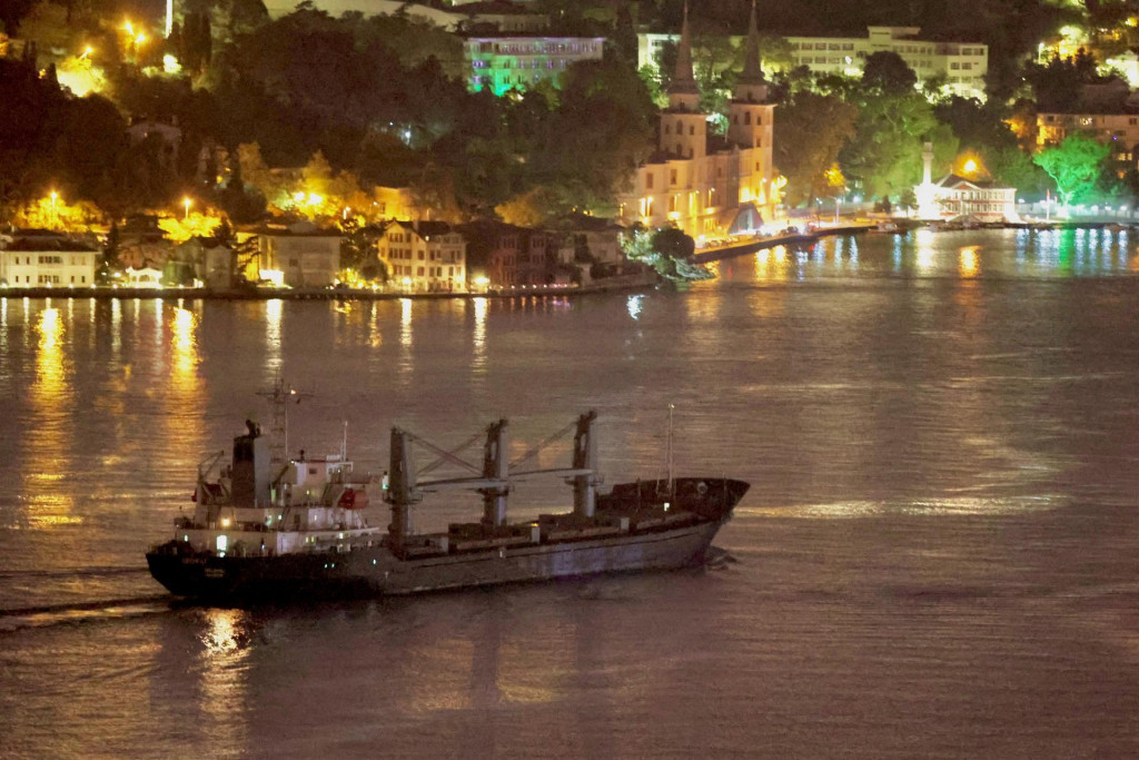 Nákladná loď Aroyat v Istanbule. FOTO: REUTERS