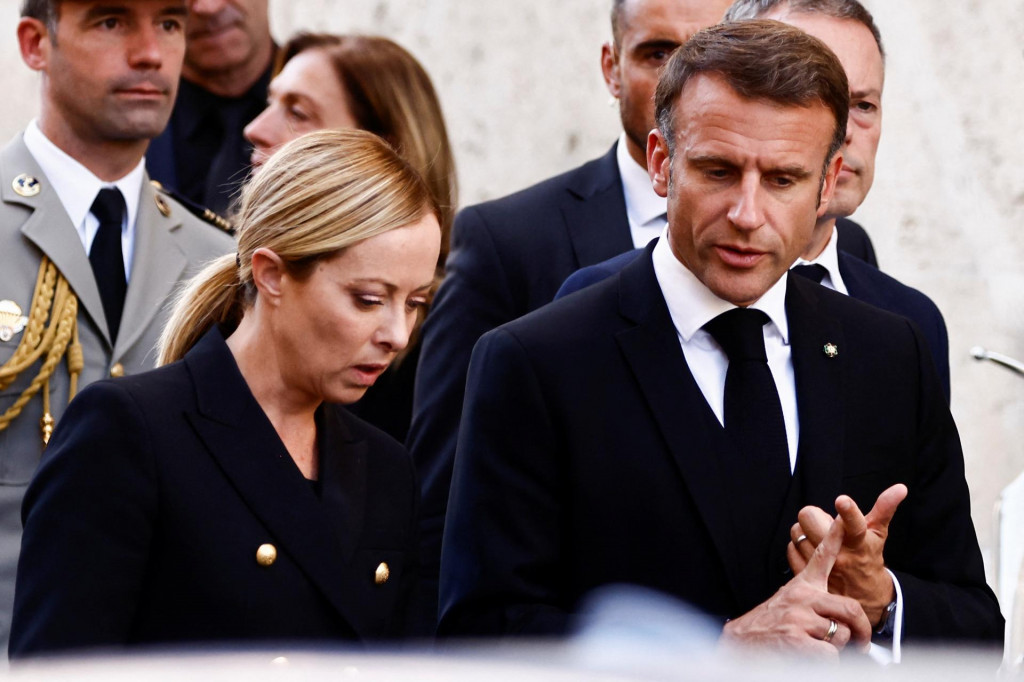 Francúzsky prezident Emmanuel Macron a talianska premiérka Giorgia Meloniová. FOTO: REUTERS