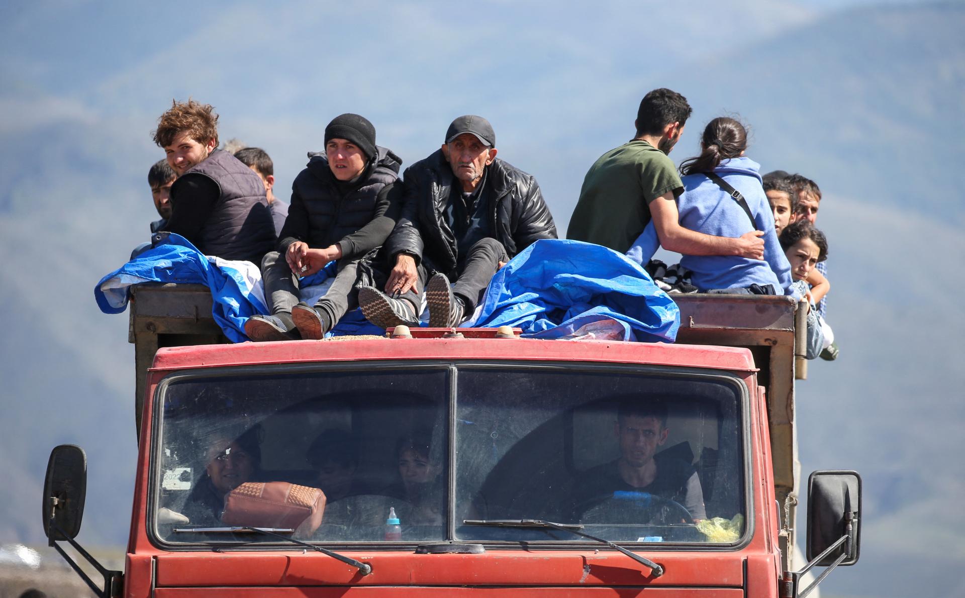 Arméni utekajú z Karabachu, boja sa čistiek. Jerevan sa pýta, či Moskva nemala útoku zabrániť