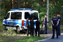 Polícia zadržiava podozrivých pri hliadke pozdĺž nemecko-poľskej hranice. FOTO: Reuters