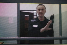 Ruský opozičný líder Alexej Navaľnyj na TV obrazovke počas videolinku z väznice v meste Melechovo na súde v Moskve. FOTO: TASR/AP

