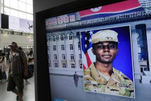 Fotografia amerického vojaka Travisa Kinga na obrazovke na železničnej stanici v Soule. FOTO: TASR/AP