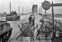 Britský tank Cromwell na moste cez rieku Waal v Nijmegene počas spojeneckej operácie Market Garden v septembri 1944.