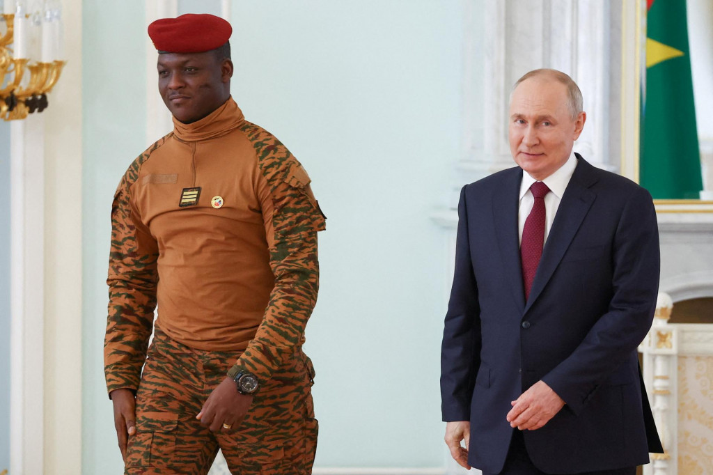 Ruský prezident Vladimir Putin a dočasný prezident Burkiny Faso Ibrahim Traore. FOTO: Reuters