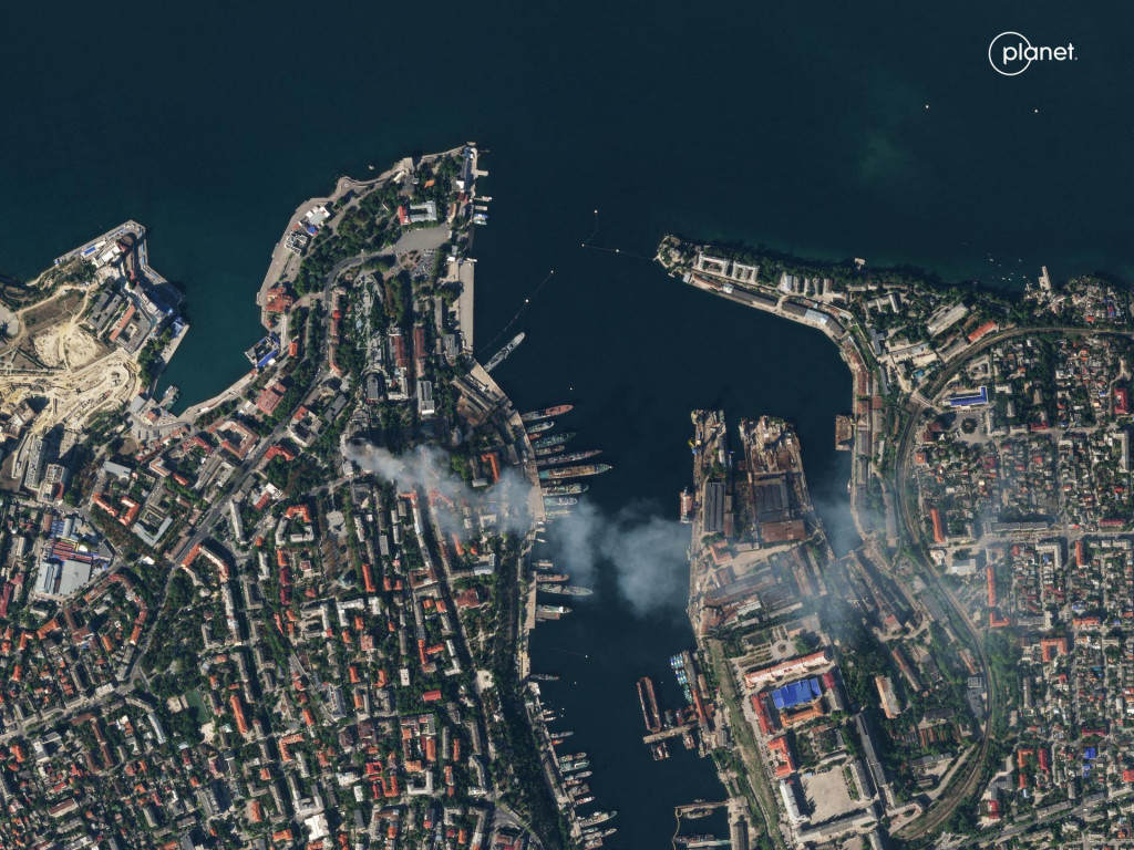Satelitná snímka ukazuje dym valiaci sa z veliteľstva ruského čiernomorského námorníctva po raketovom údere v Sevastopole. FOTO: Reuters