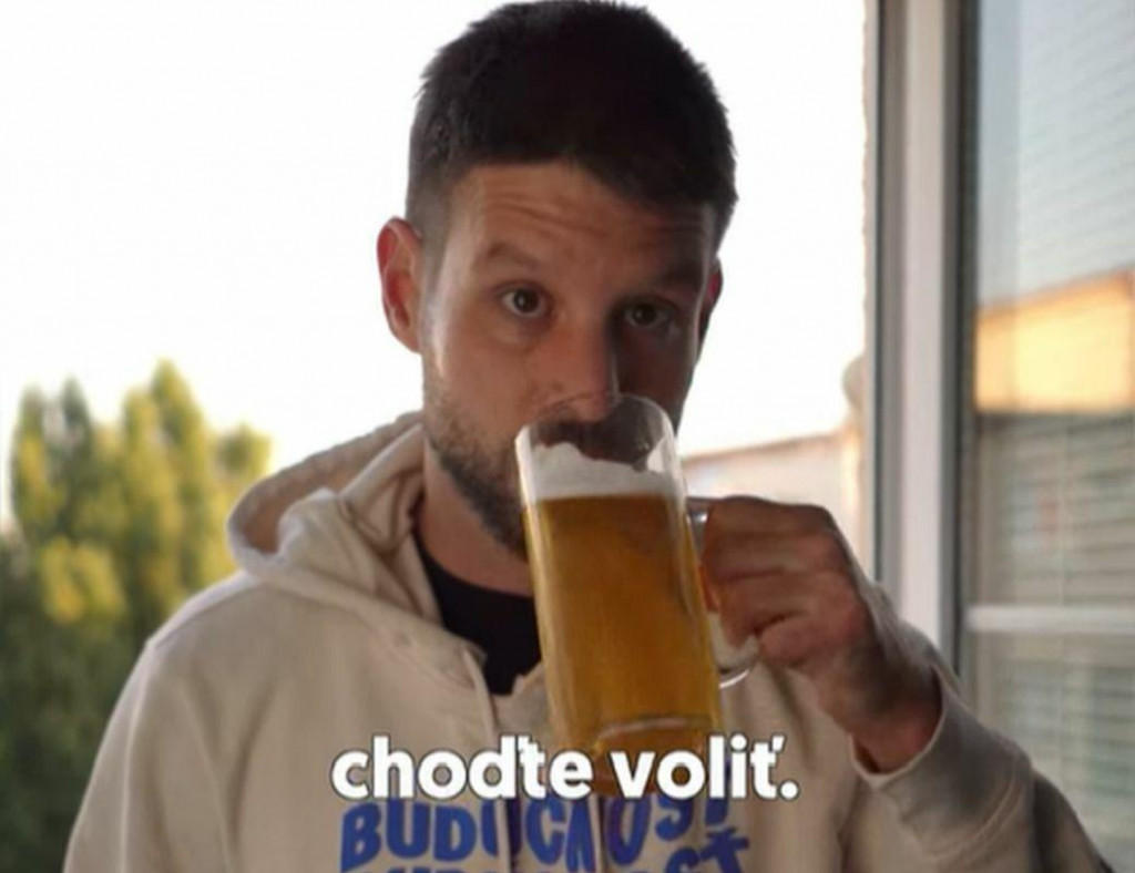 Michal Šimečka zverejnil video, v ktorom reaguje na falošnú nahrávku, podľa ktorej chce PS vo vláde výrazne zdražiť pivo. REPROFOTO: Facebook/Michal Šimečka • Progresívne Slovensko