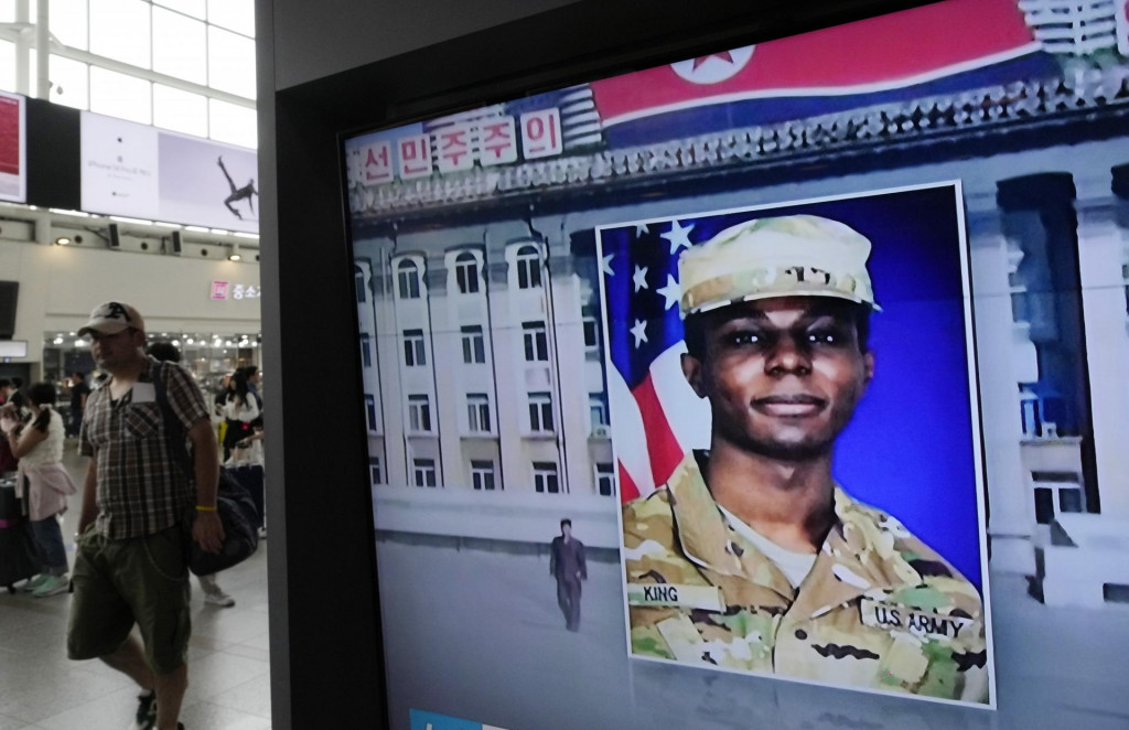 Fotografia amerického vojaka Travisa Kinga na obrazovke na železničnej stanici v Soule. FOTO: TASR/AP