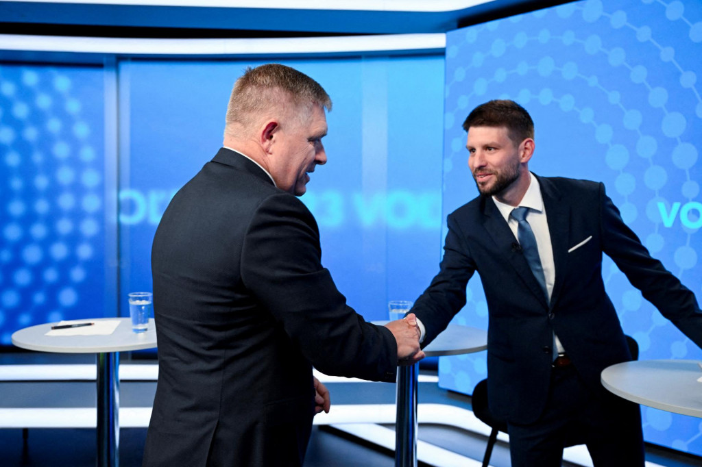 FILE PHOTO: Robert Fico, leader of the SMER-SSD party, and Michal Simecka, leader of the Progressive Slovakia party, greet each other with a handshake before a televised debate at TV TA3, prior to the Slovak early parliamentary election, in Bratislava, Slovakia, September 26, 2023. REUTERS/Radovan Stoklasa/File Photo SNÍMKA: Radovan Stoklasa