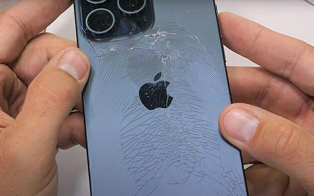 iPhone 15 Pro Max neobstál v základnom teste odolnosti. Chrbát pri zatlačení okamžite praskol