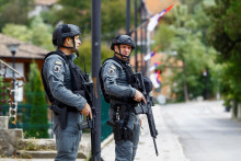 Kosovskí policajti hliadkujú po streľbe v obci Banjska, Kosovo. FOTO: Reuters