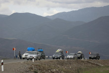 Konvoj áut etnických Arméncov z Náhorného Karabachu, ktorí cestujú do mesta Kornidzor, v arménskom regióne. FOTO: TASR/AP