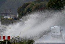 Veľkú Britániu a Írsko zasiahla búrka sprevádzaná silným dažďom a vetrom. FOTO: TASR/AP

