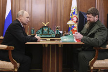 Ruský prezident Vladimir Putin a čečenský vodca Ramzan Kadyrov počas stretnutia 28. septembra 2023 v Moskve. FOTO: TASR/AP
