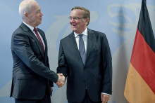 Nemecký minister obrany Boris Pistorius a jeho izraelský rezortný partner Joav Galant počas stretnutia v Berlíne 28. septembra 2023. FOTO: TASR/AP

