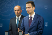 Poverený premiér Ľudovít Ódor s ministrom financií Michalom Horváthom. FOTO: TASR/Jaroslav Novák